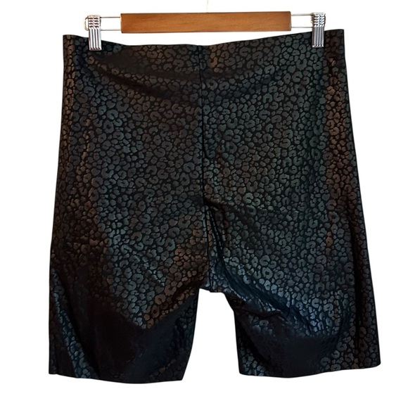 HUE Ladies Sleek Effects High Rise Biker Shorts, Black Leopard Embossed XL NEW - Picture 6 of 11